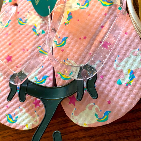 2 pairs girls’ flip-flop sandals: 1 Roxy brand rose gold strap & 1 unicorn-print - Picture 3 of 4